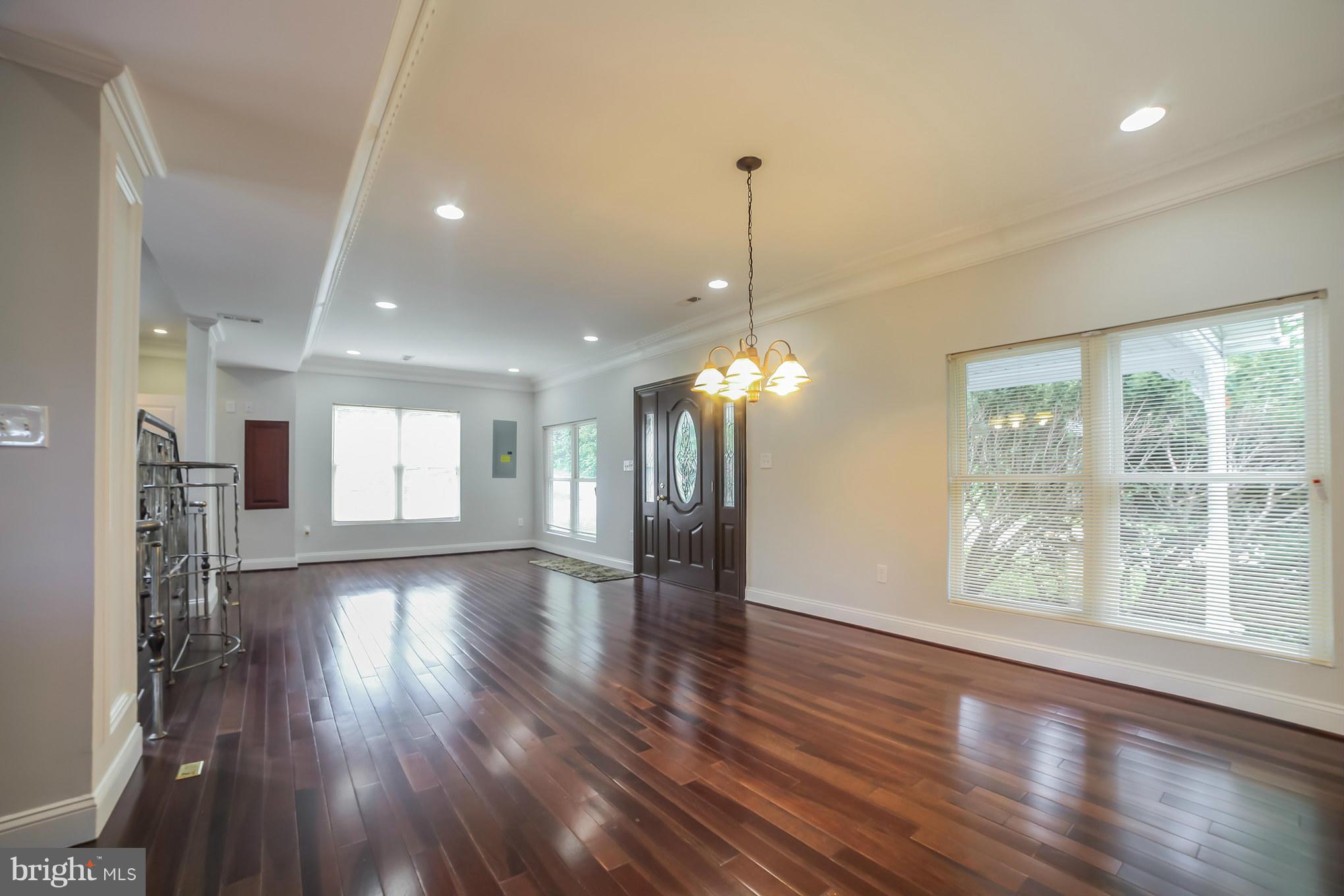 9436 Damascus Road Damascus, MD 20872 - Photo 6 of 28 Living Room