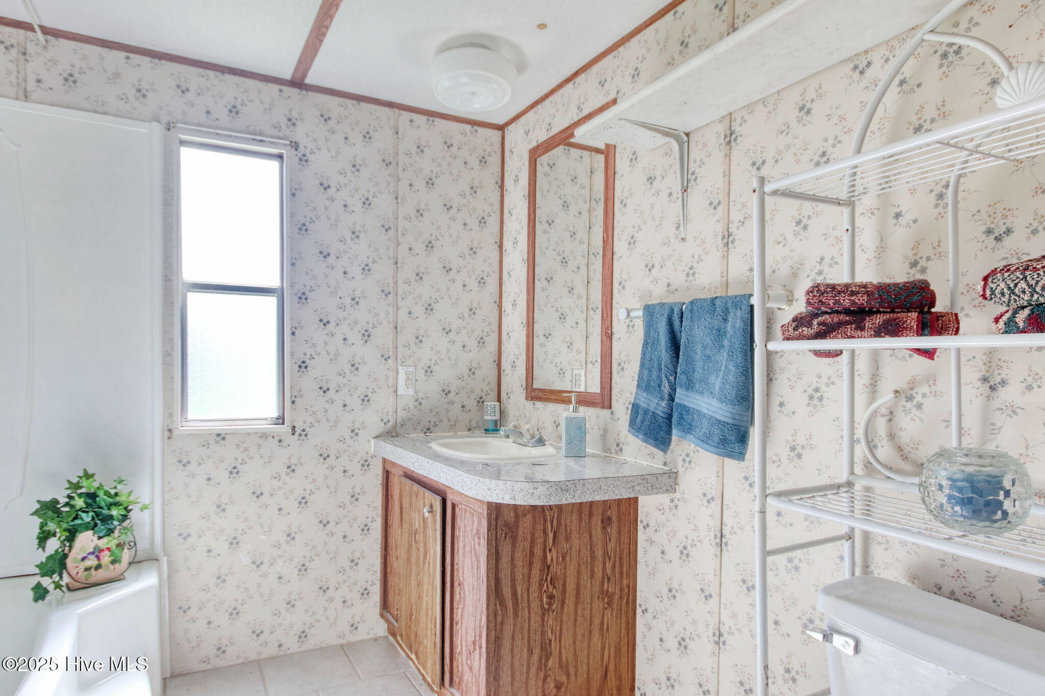 6952 Reed Trail Northwest Ocean Isle Beach, NC 28469 - Photo 9 of 25 Nice Master Bath is located on opposite sides of the other bedrooms!