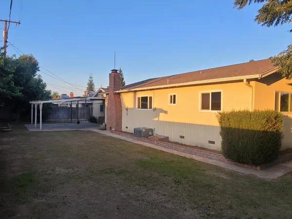 a view of a house with backyard