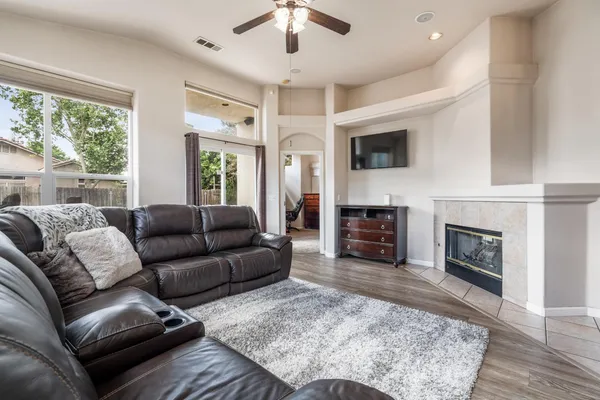 $379,900 | 1607 North Sol Court, Visalia, CA 93292