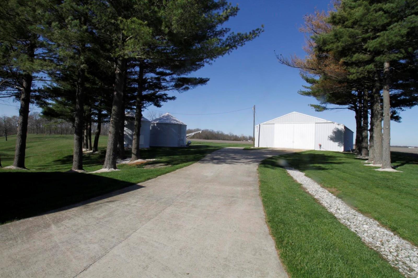 6700 Cecil Road Patoka, IL 62875 - Photo 14 of 64