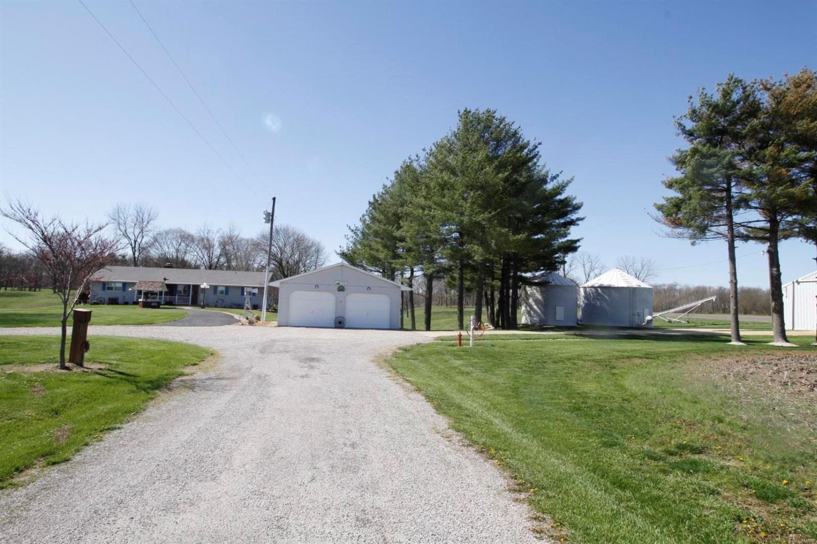 6700 Cecil Road Patoka, IL 62875 - Photo 3 of 64