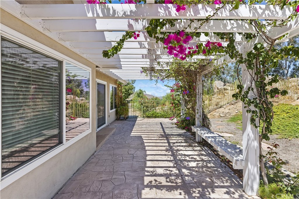 11056 Orchard View Lane Riverside, CA 92503 - Photo 17 of 56