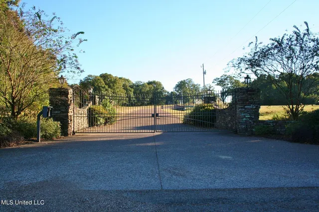 $100,000 | 5 Como Trace Drive, Senatobia, MS 38668