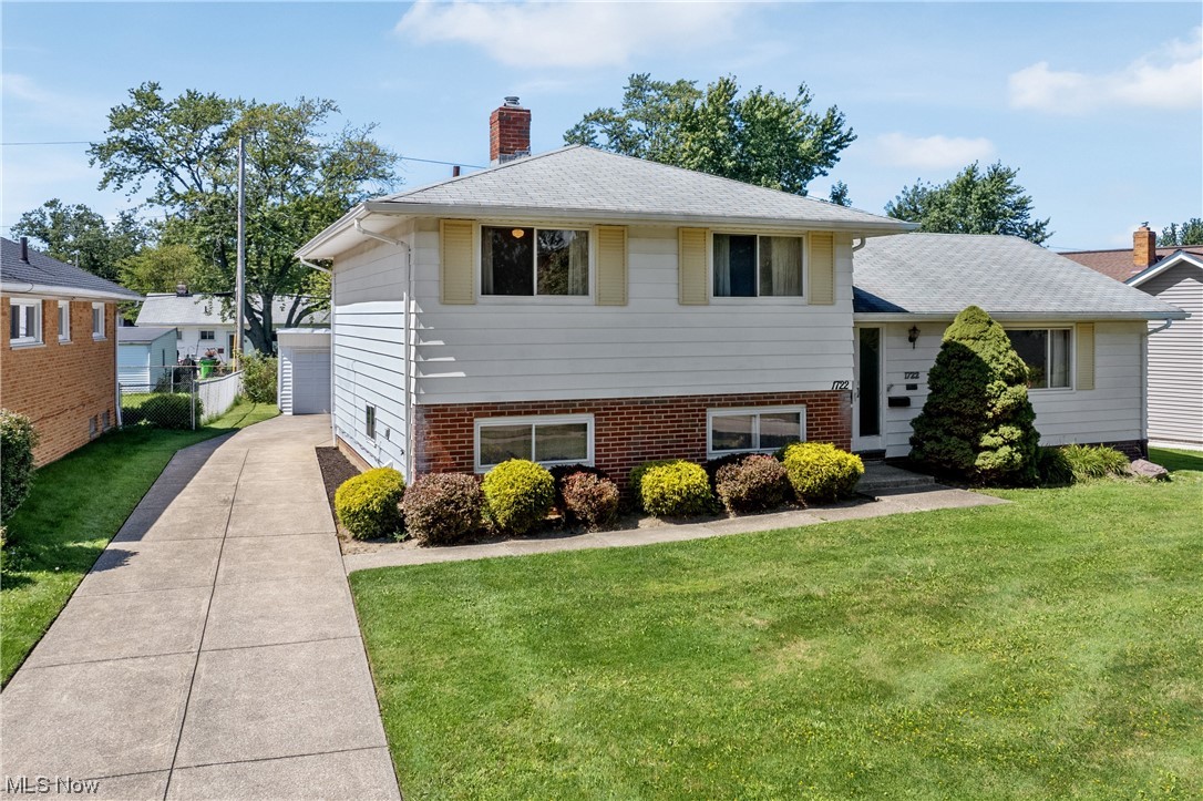 1722 Chelmsford Road Cleveland, OH 44124 - Photo 29 of 34 Split level home with a front lawn