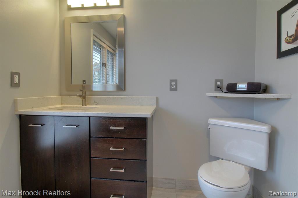 4817 South Valleyview Road West Bloomfield, MI 48323 - Photo 22 of 38 Gallery Image 22