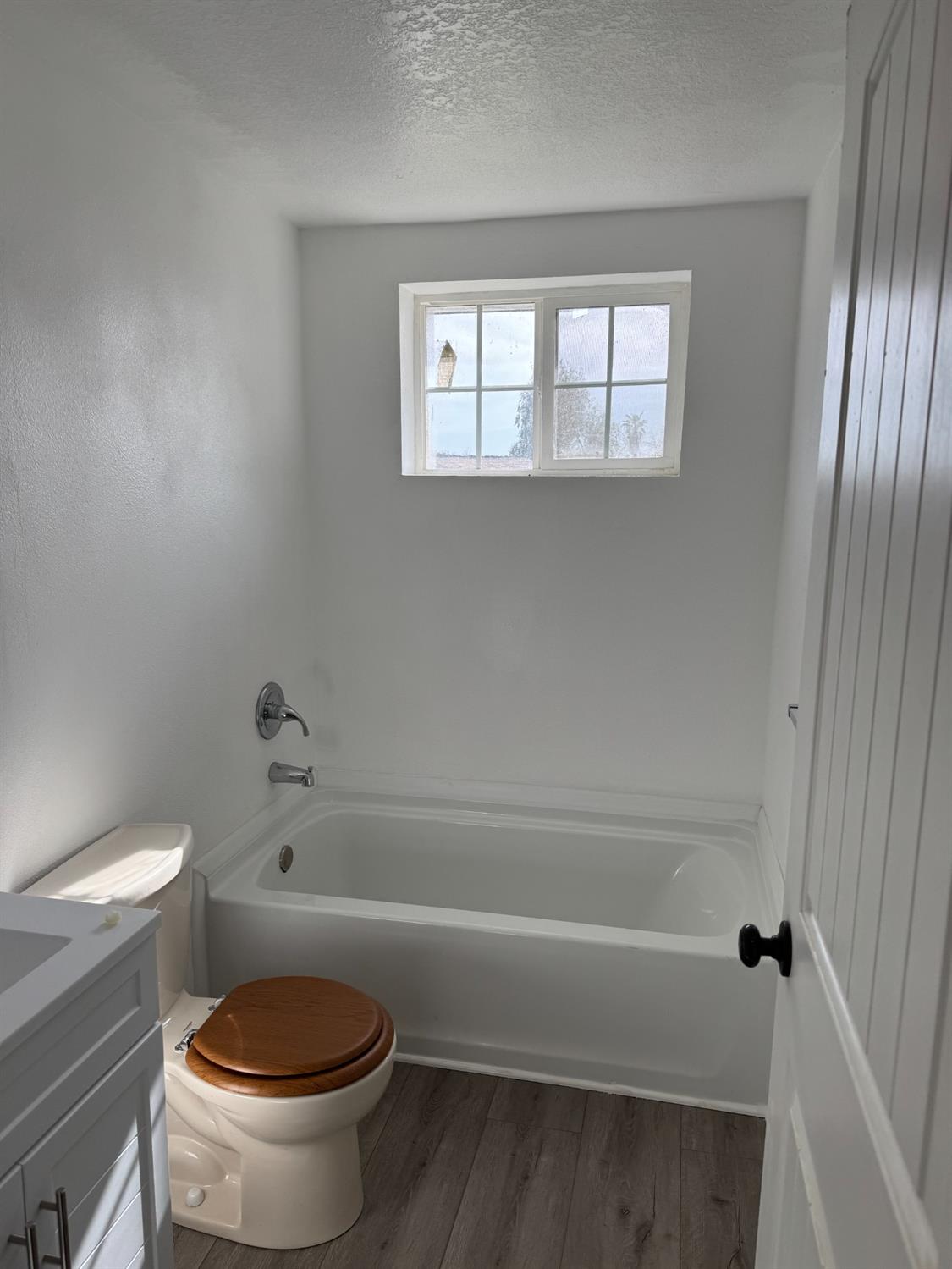 28640 Ward Street Madera, CA 93638 - Photo 16 of 31 a bathroom with a toilet and a bathtub