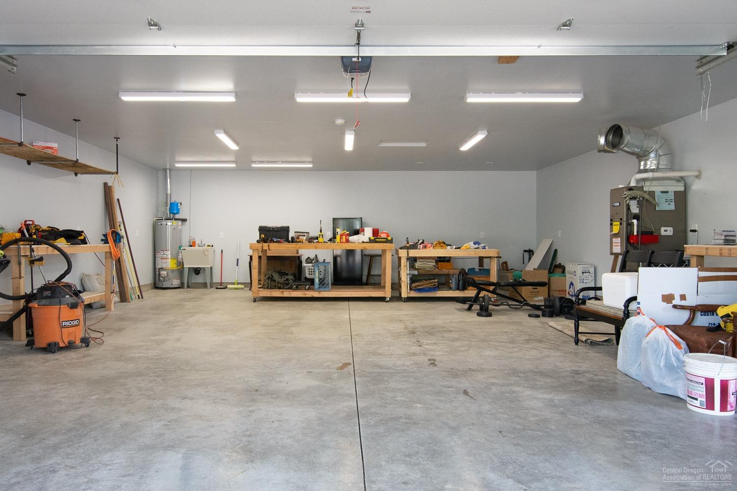 60281 Cheyenne Road Bend, OR 97702 - Photo 4 of 25 Shop with 1,000 sq ft, heating, utility