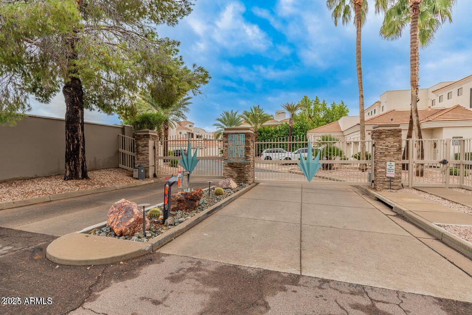 8270 North Hayden Road, Unit 1028 Scottsdale, AZ 85258 - Photo 22 of 22 a view of a patio with a table and chairs