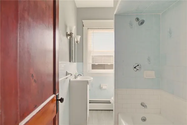 $1,600 | 984 York Avenue, Unit 2L, Pawtucket, RI 02861