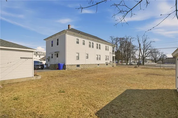 $1,600 | 984 York Avenue, Unit 2L, Pawtucket, RI 02861