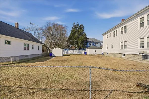 $1,600 | 984 York Avenue, Unit 2L, Pawtucket, RI 02861
