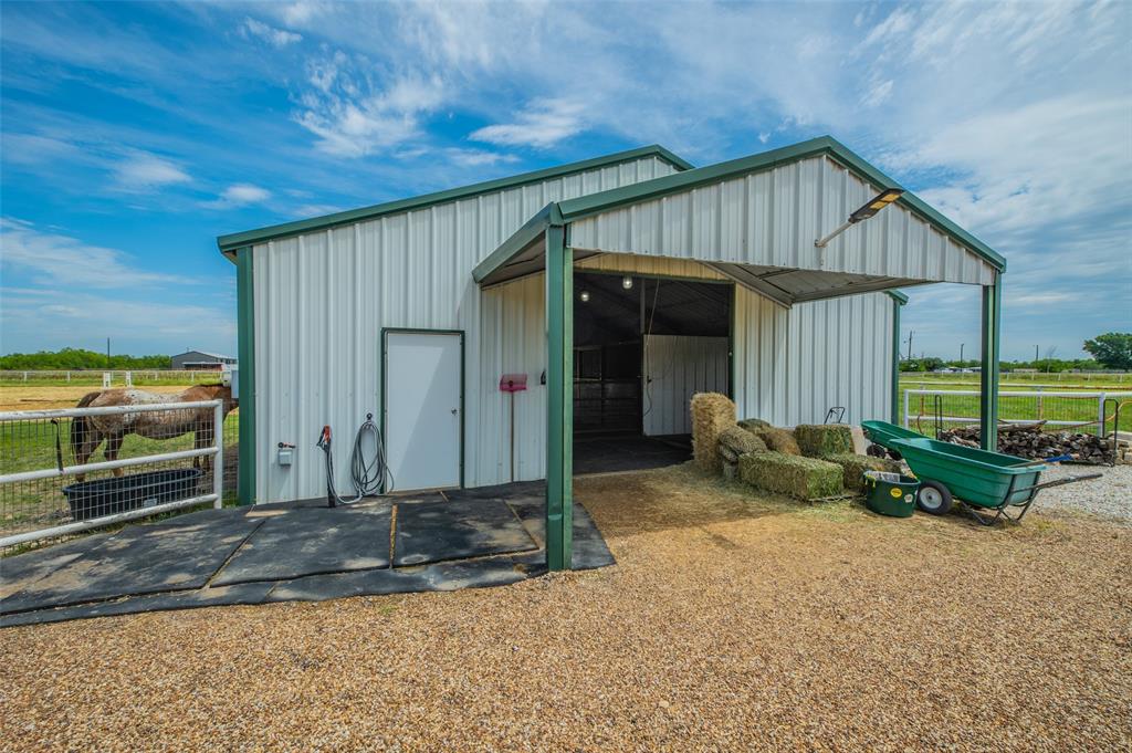 13507 Friendship Road Pilot Point, TX 76258 - Photo 33 of 39 a backyard of a house