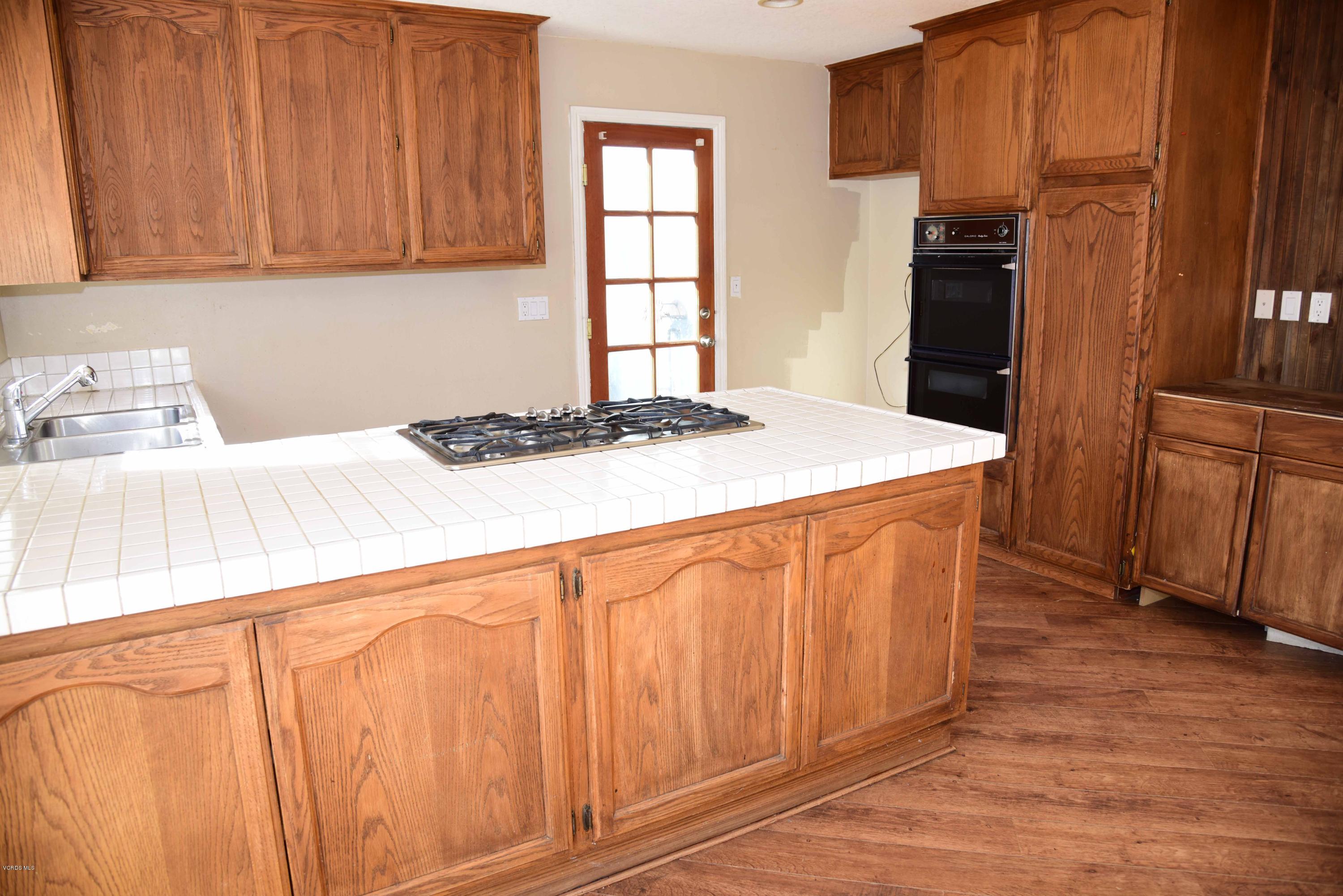 3314 Shenandoah Avenue Simi Valley, CA 93063 - Photo 3 of 7 a bedroom with a bed and a dresser