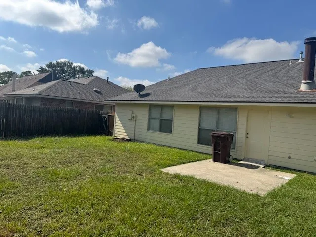 a view of a back yard of the house
