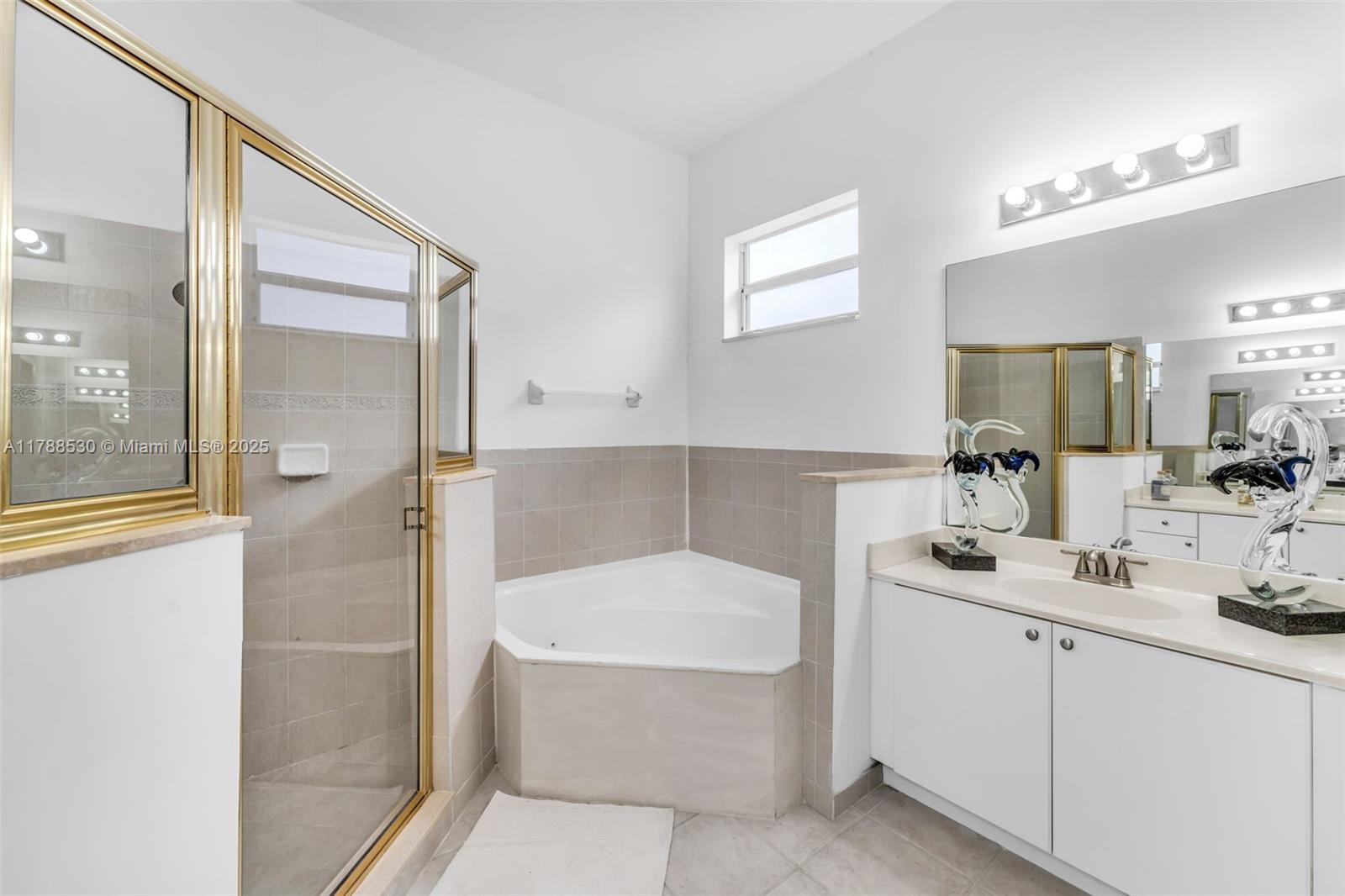 2819 Augusta Lane Homestead, FL 33035 - Photo 14 of 24 a bathroom with a tub a sink and mirror