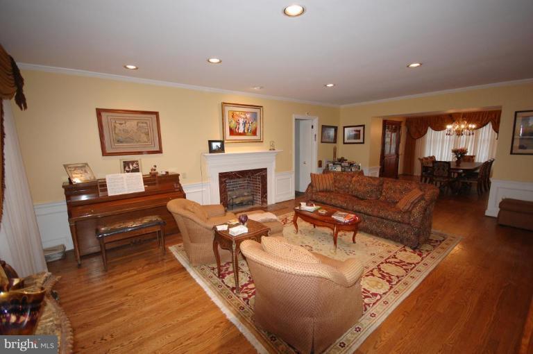 3226 Fallstaff Road Baltimore, MD 21209 - Photo 3 of 20 Living Room