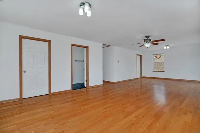 a view of a livingroom with a ceiling fan
