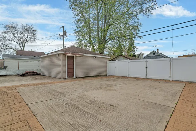 a view of a backyard