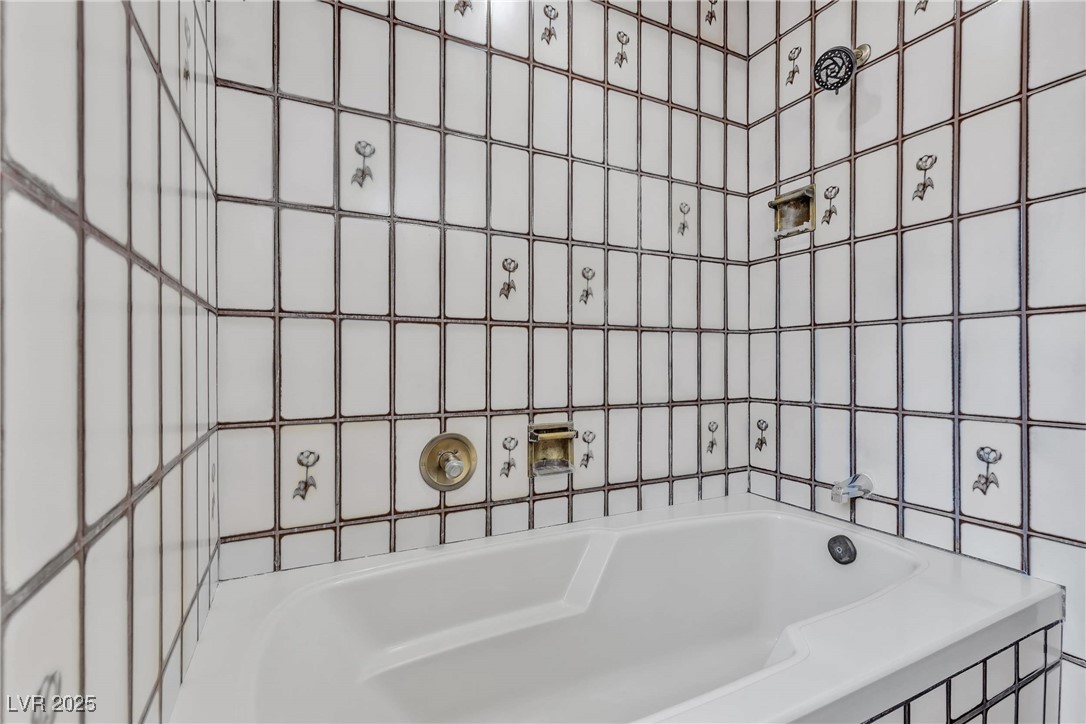 1780 Westwind Road Las Vegas, NV 89146 - Photo 44 of 61 Bath 2 with Large Soak in tub