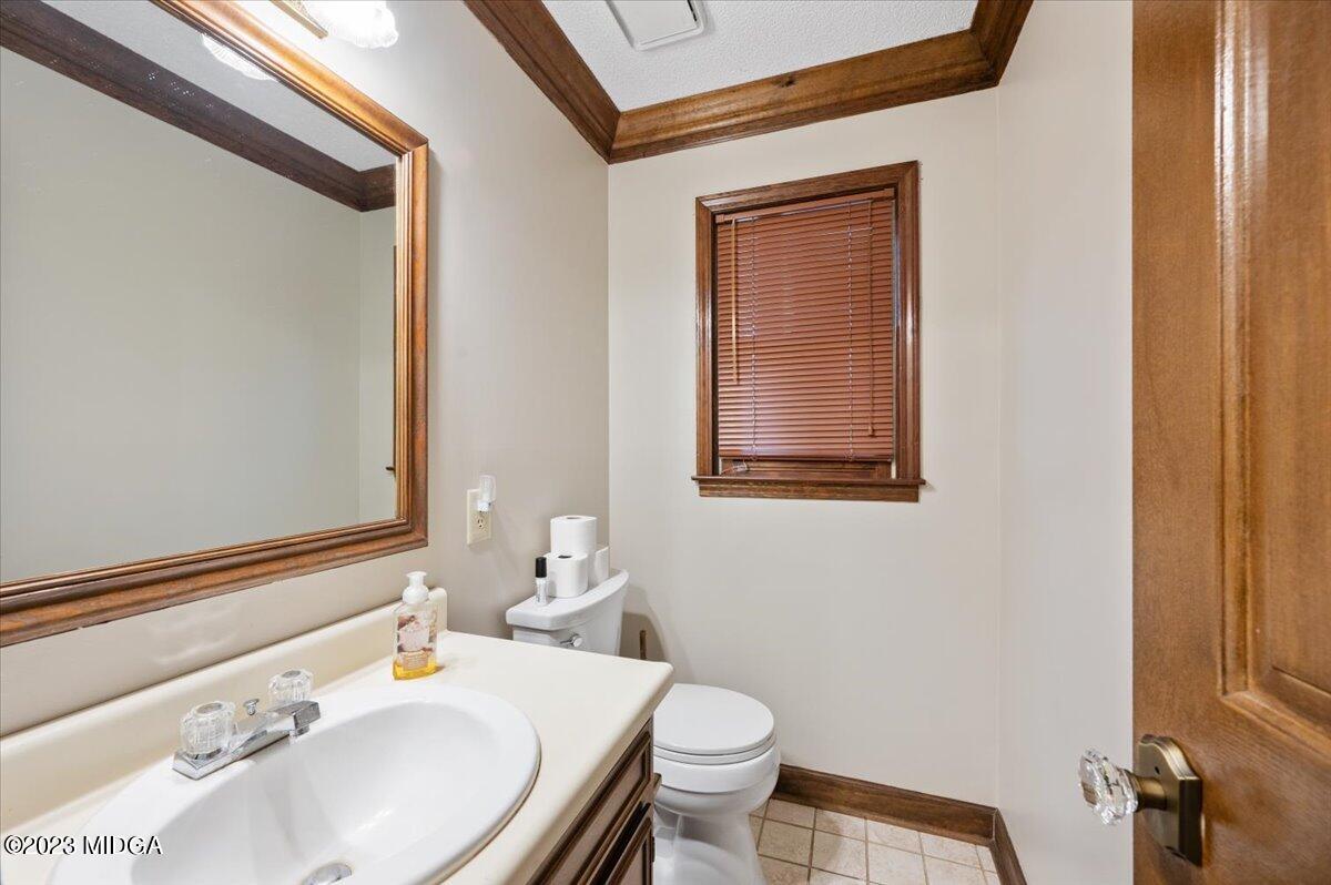 347 Castlegate Road Macon, GA 31210 - Photo 13 of 34 a bathroom with a sink and a mirror