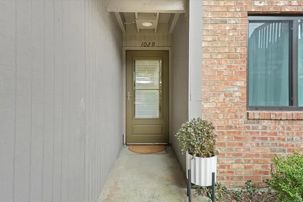 a view of entryway with a house