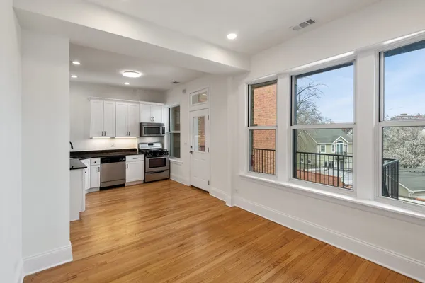 $4,300 | 4345 North Lincoln Avenue, Unit 3, Chicago, IL 60618