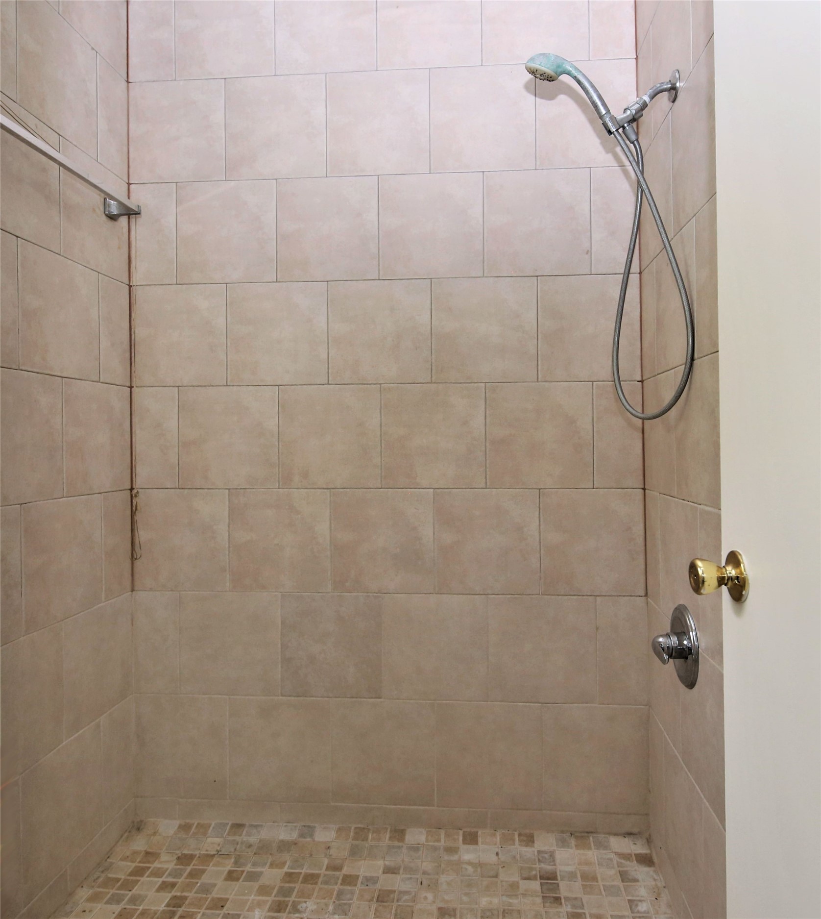 14211 Timberhaven Drive Houston, TX 77066 - Photo 14 of 19 a bathroom with a shower