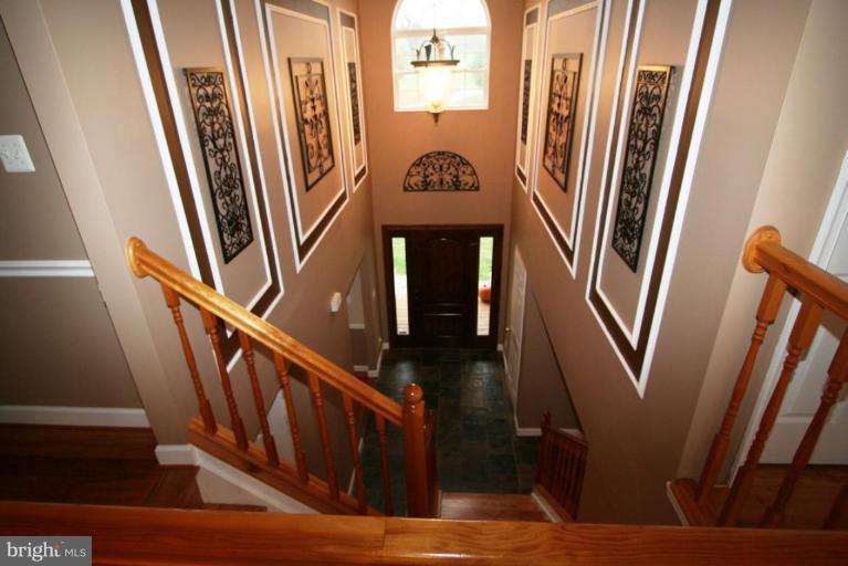 19999 Colchester Road Purcellville, VA 20132 - Photo 9 of 29 Staircase