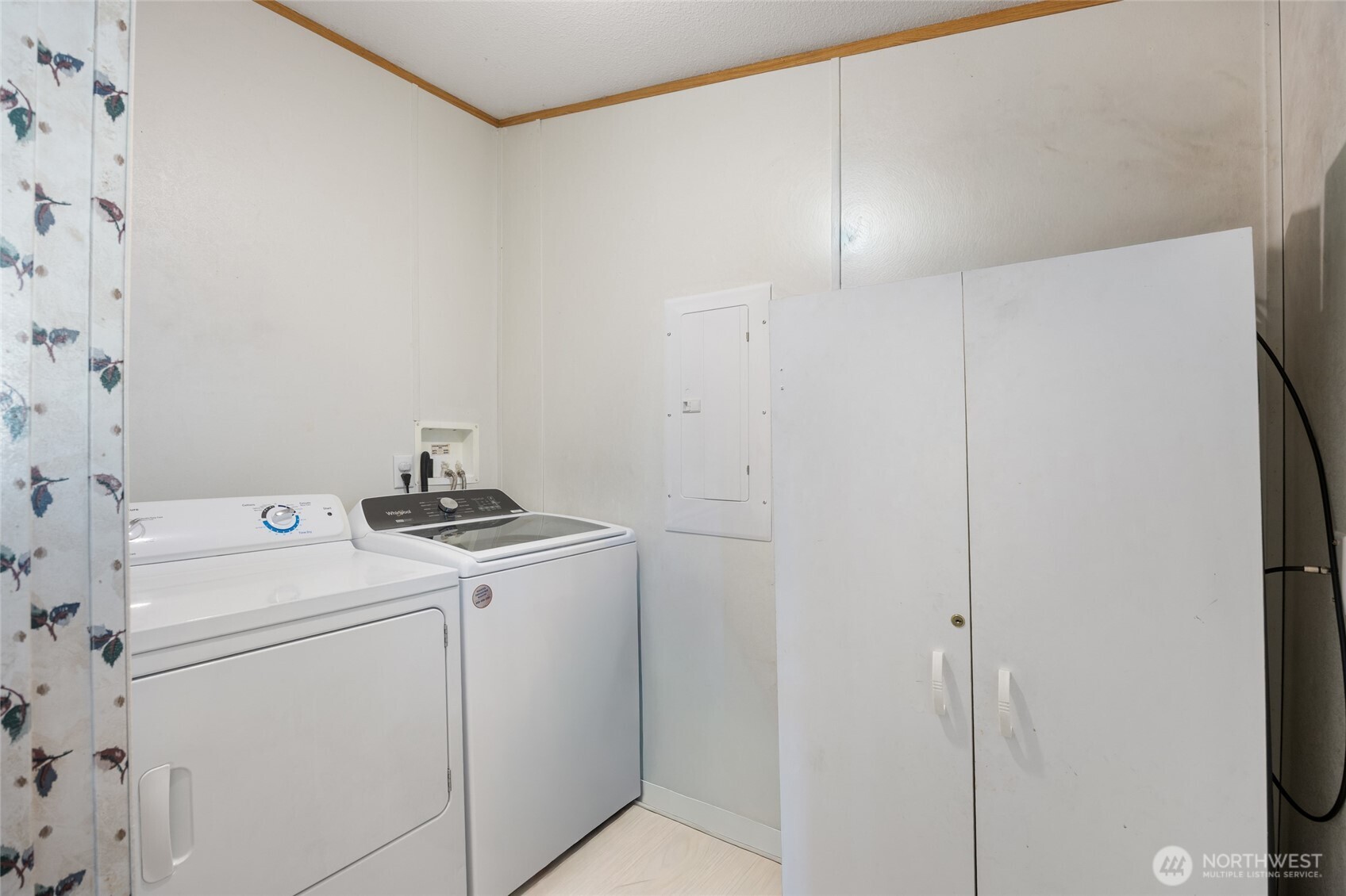 643 Kristina Road Othello, WA 99344 - Photo 20 of 33 a utility room with dryer and washer