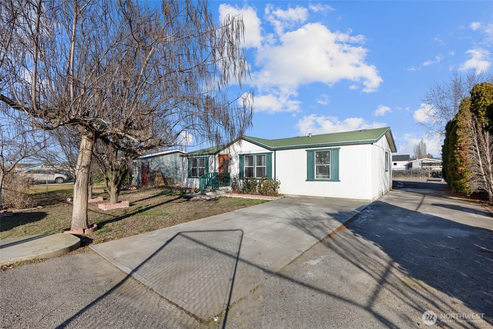 643 Kristina Road Othello, WA 99344 - Photo 2 of 33 a view of a house with a yard