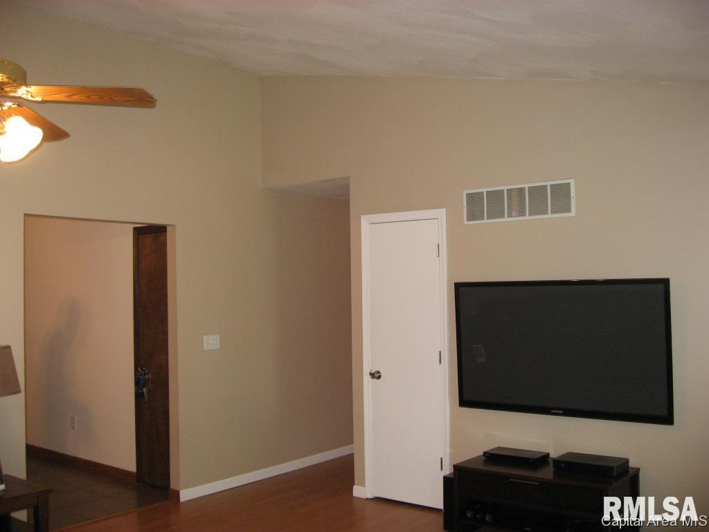 3020 Sutherland Road Springfield, IL 62702 - Photo 2 of 31