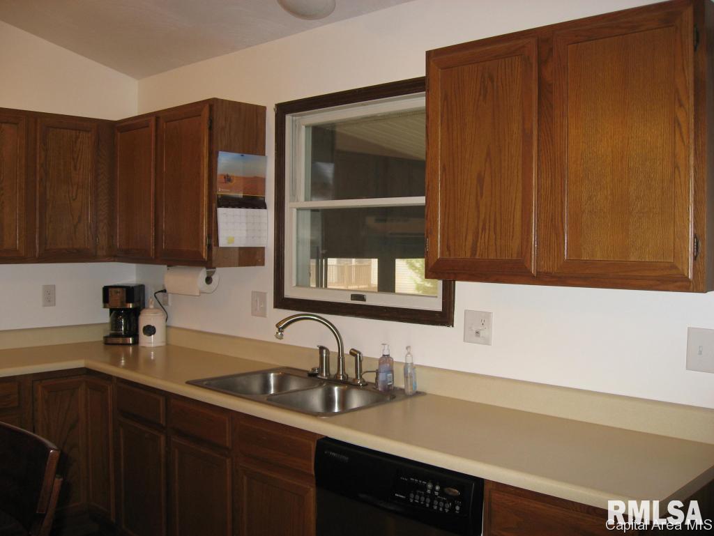 3020 Sutherland Road Springfield, IL 62702 - Photo 7 of 31