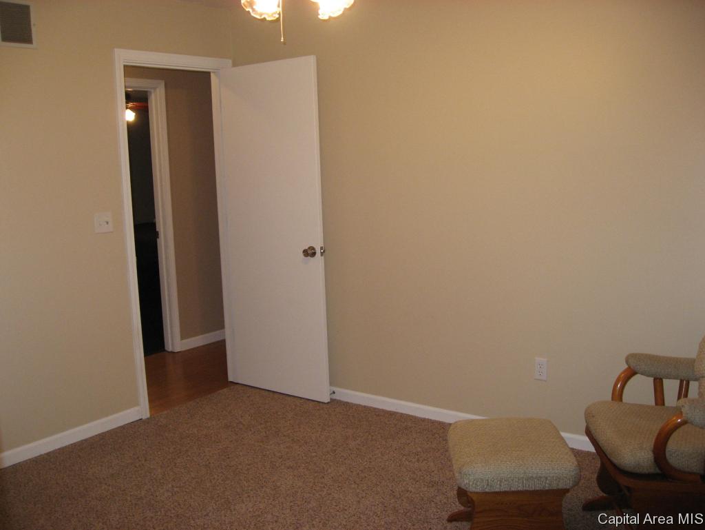 3020 Sutherland Road Springfield, IL 62702 - Photo 10 of 31