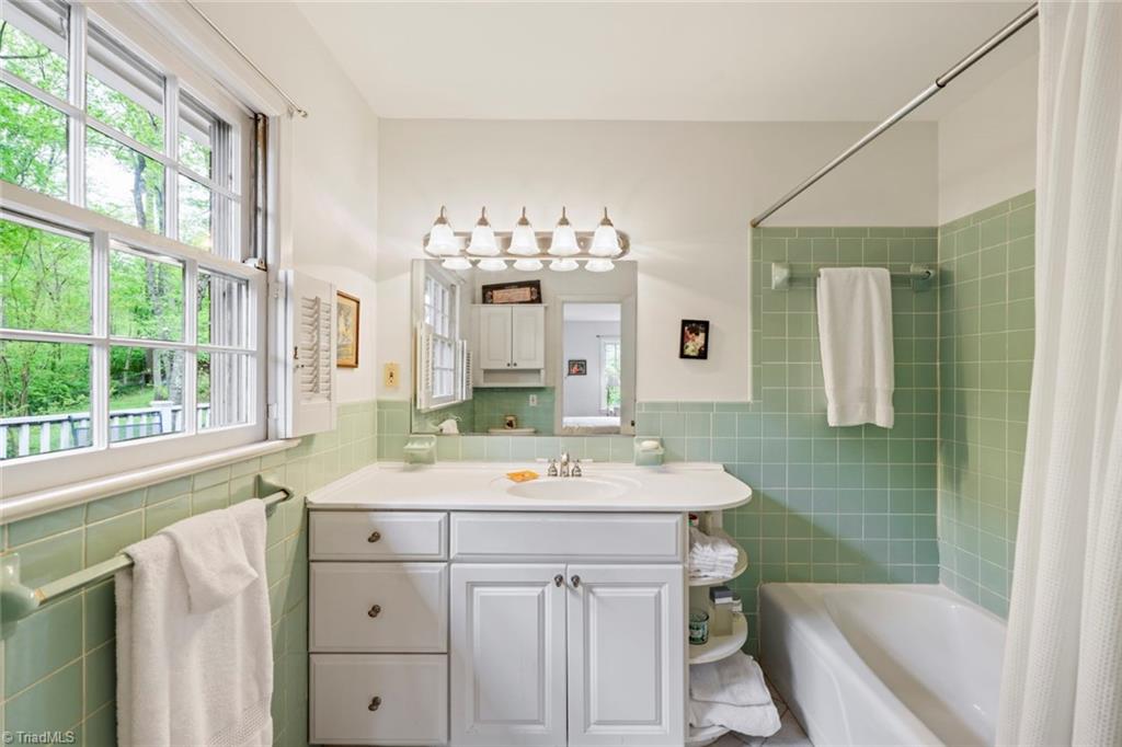2956 Good Hope Road Winston-Salem, NC 27106 - Photo 15 of 33 Primary bath (en-suite)