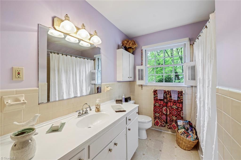 2956 Good Hope Road Winston-Salem, NC 27106 - Photo 17 of 33 Main level hall bath
