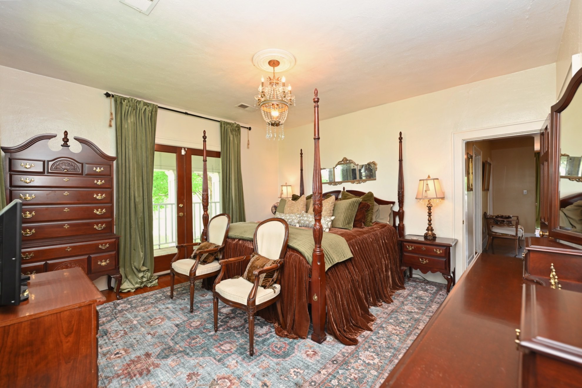 6538 Highway 431 Springfield, TN 37172 - Photo 19 of 63 a living room with furniture a flat screen tv and large windows