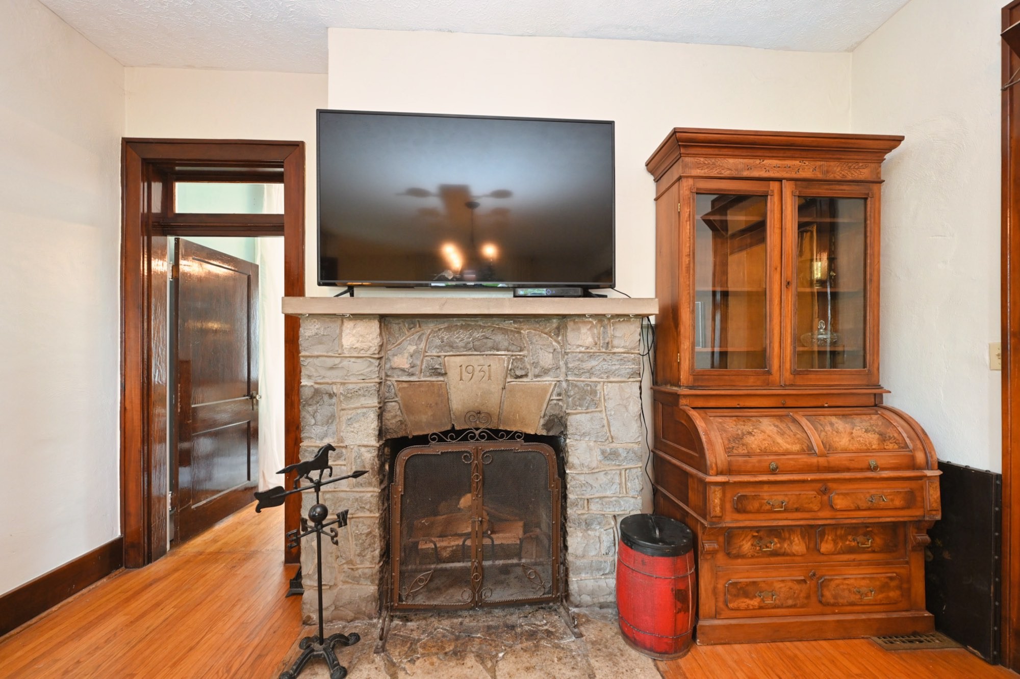 6538 Highway 431 Springfield, TN 37172 - Photo 30 of 63 a living room with furniture and a fireplace
