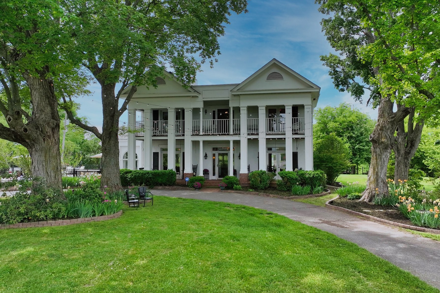 6538 Highway 431 Springfield, TN 37172 - Photo 3 of 63 a front view of a house with a garden and plants