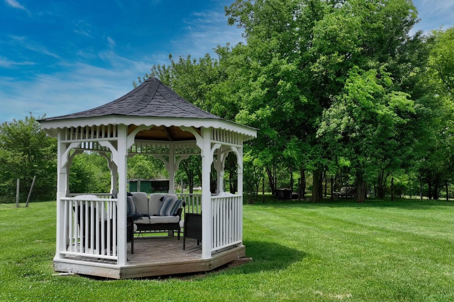 6538 Highway 431 Springfield, TN 37172 - Photo 38 of 63 a view of a deck with a table and chairs