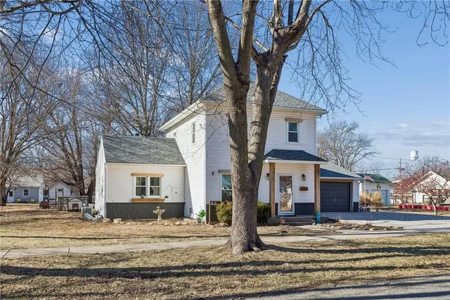 $299,000 | 622 Oak Street, Wellsville, KS 66092