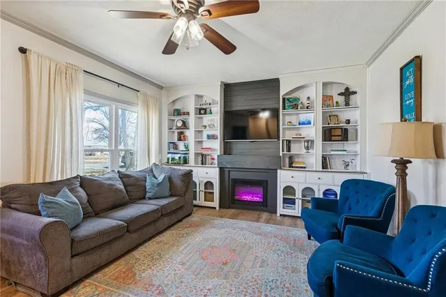 $299,000 | 622 Oak Street, Wellsville, KS 66092