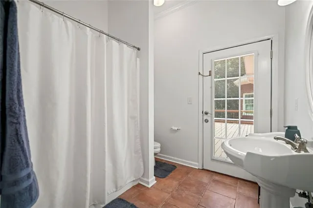 an empty room with windows and ceiling fan