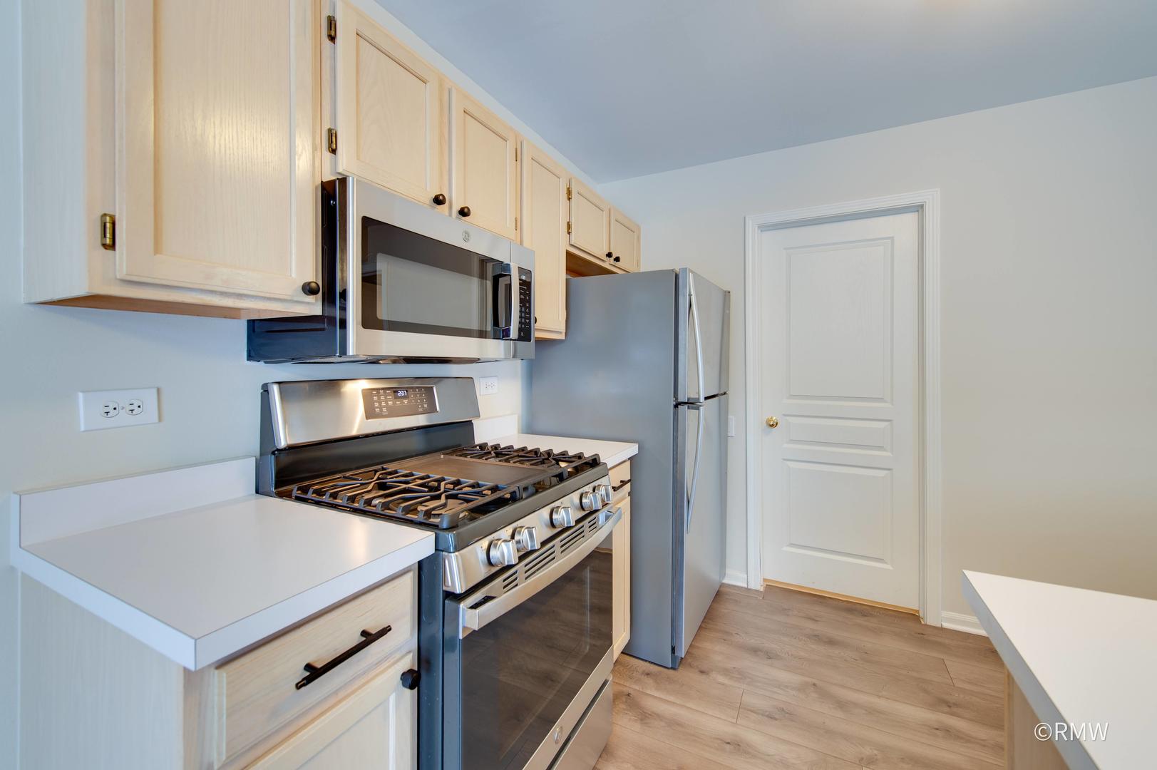 1223 Summersweet Lane Bartlett, IL 60103 - Photo 8 of 22 a kitchen with granite countertop a sink stove and refrigerator