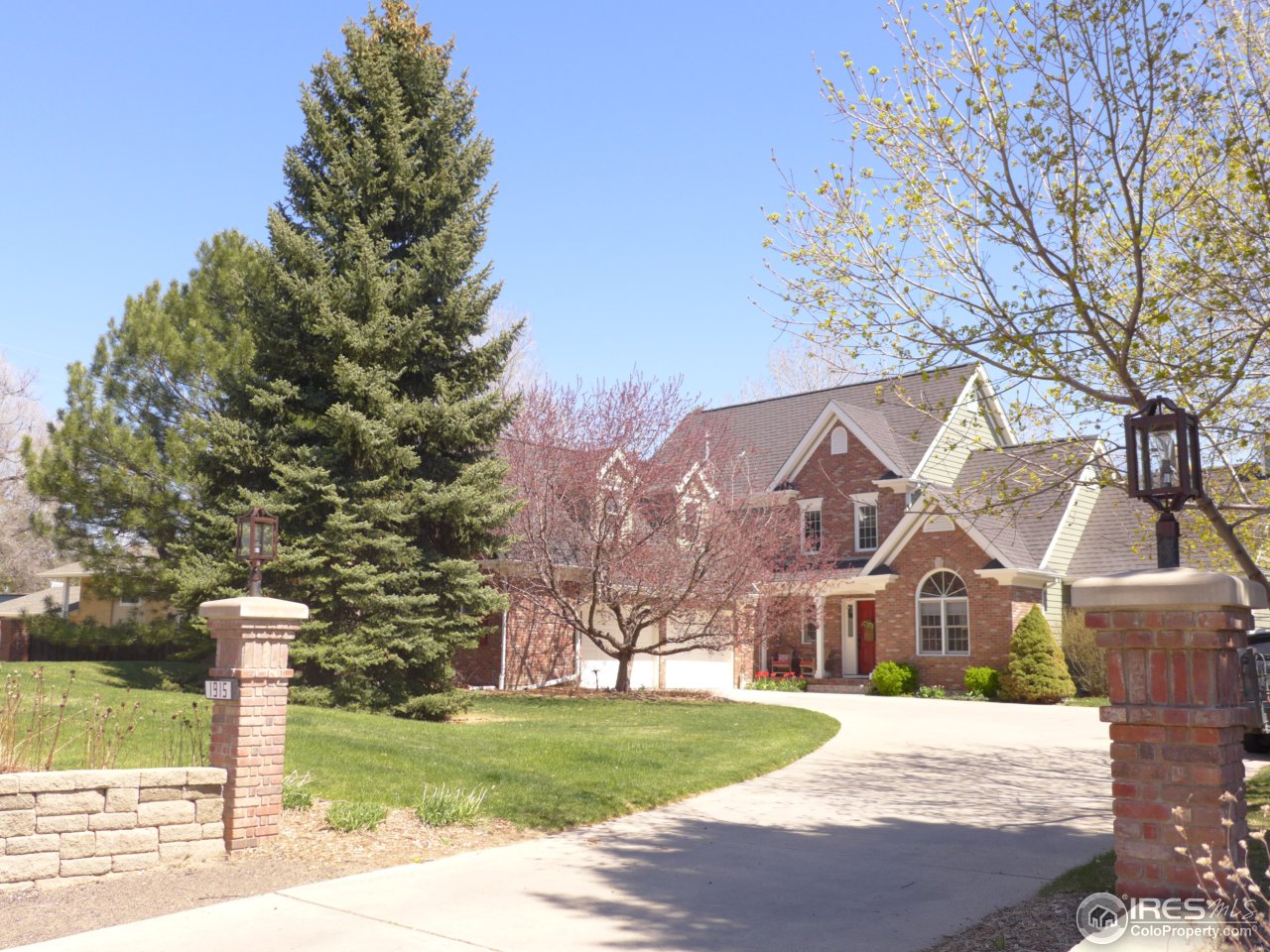 1915 Country Club Road Fort Collins, CO 80524 - Photo 8 of 25 Front and driveway