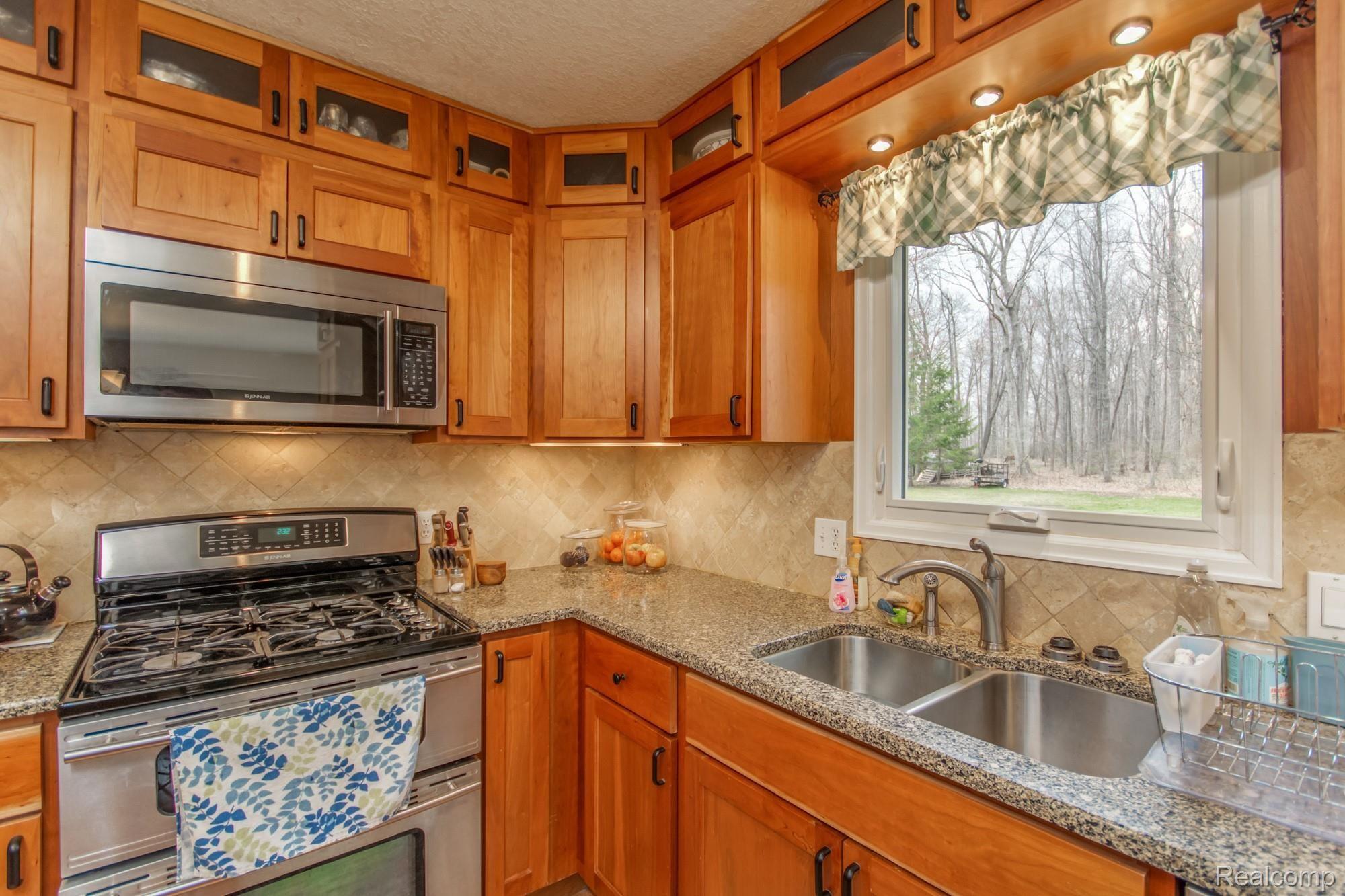 3530 Morocco Road Petersburg, MI 49270 - Photo 12 of 29 DSC_1546enf.jpg
