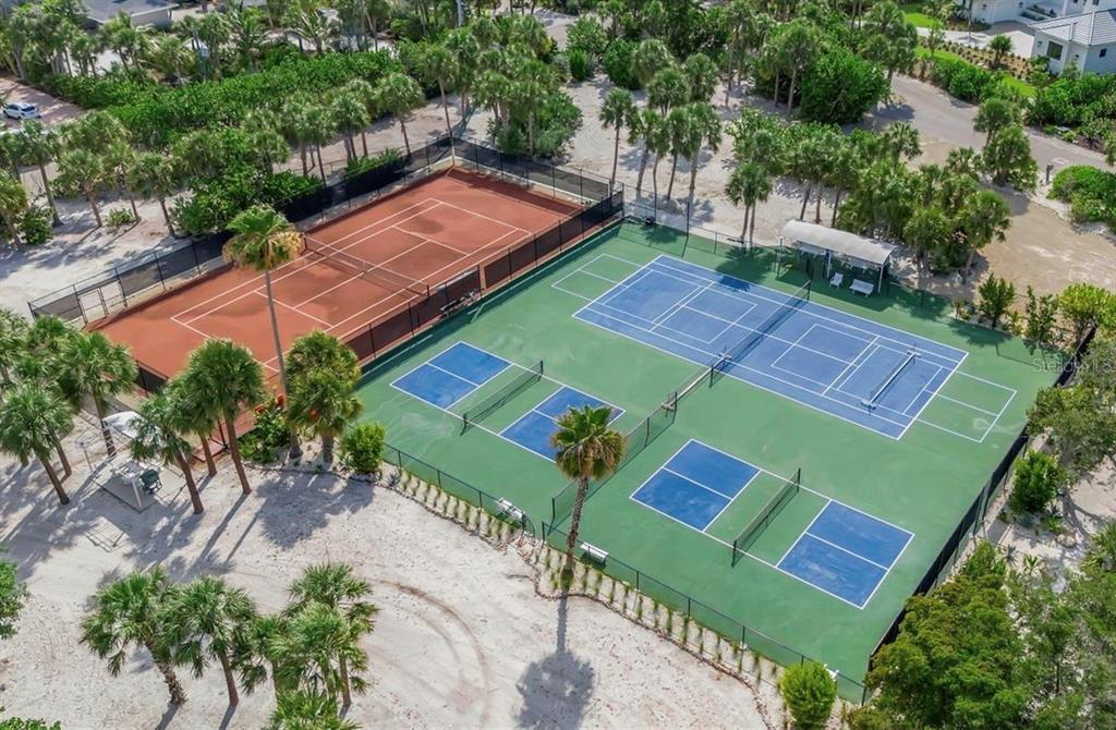 7740 Sanderling Road Sarasota, FL 34242 - Photo 4 of 17