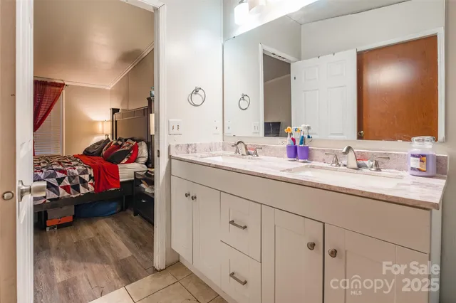 a en suite bathroom with double sink and a mirror