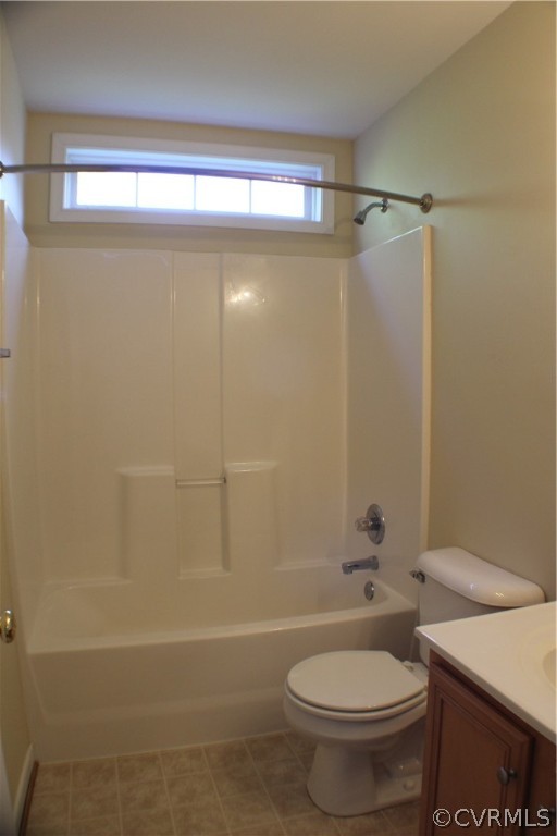 8530 Easton Ridge Place Chesterfield, VA 23832 - Photo 21 of 36 Second full hall bath w/ transom window!