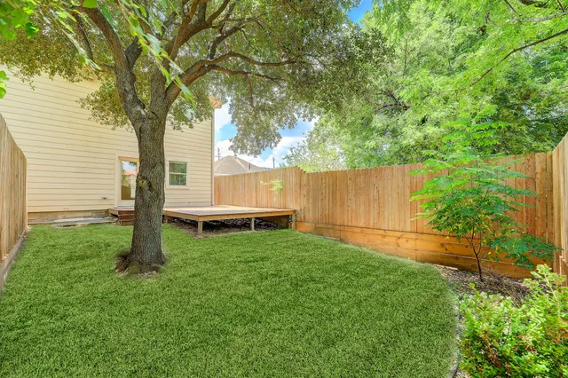 a view of a backyard with white house
